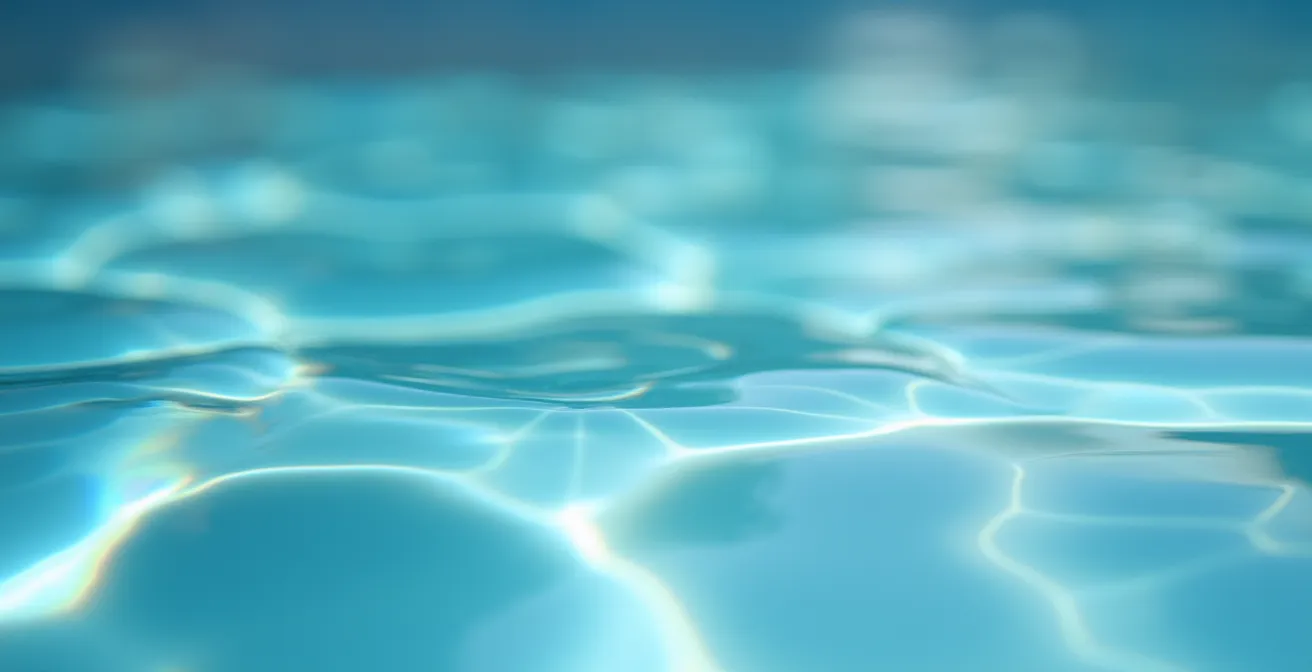 Gros plan sur la texture et la surface protégée d'une coque de piscine avec lumière douce